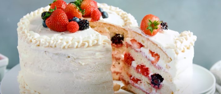 Bolo De Chantilly De Berry Fresco