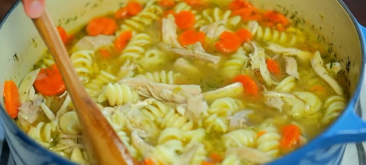 Sopa De Macarrão De Frango Simples.